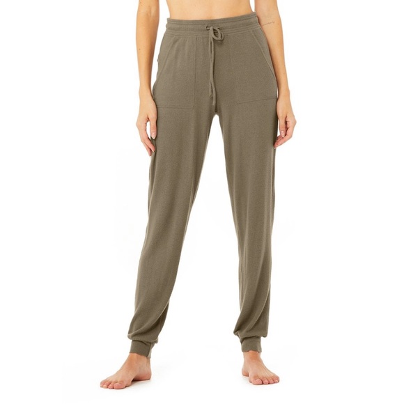 ALO Yoga Pants - Soho sweatpant - olive branch - small
